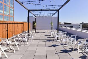 Hilton Garden Inn Little Rock Downtown的阳台或露台