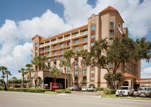 un gran edificio con coches estacionados frente a él en Doubletree by Hilton McAllen, en McAllen