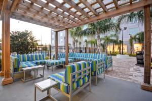 um grupo de cadeiras sentadas num pátio em Homewood Suites by Hilton Orlando Theme Parks em Orlando