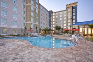 uma imagem de uma piscina num hotel em Homewood Suites by Hilton Orlando Theme Parks em Orlando