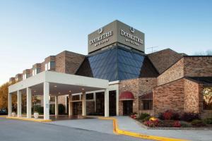 um edifício com um sinal em cima em DoubleTree by Hilton Hotel Oak Ridge - Knoxville em Oak Ridge