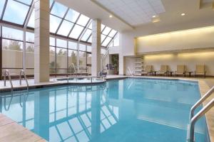 uma grande piscina com água azul num edifício em Embassy Suites by Hilton Piscataway Somerset em Piscataway