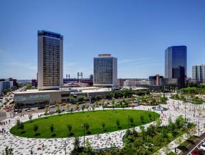 a park in front of a city with tall buildings at Hilton St. Louis at the Ballpark in Saint Louis