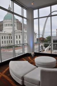 a living room with a view of the gateway arch from a window at Hilton St. Louis at the Ballpark in Saint Louis