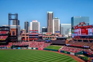 widok na stadion baseballowy z miastem w obiekcie Hilton St. Louis at the Ballpark w mieście Saint Louis