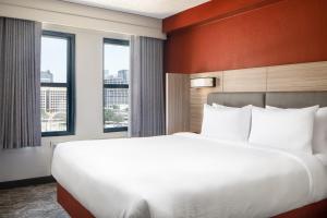 Voodi või voodid majutusasutuse SpringHill Suites by Marriott Dallas Downtown / West End toas
