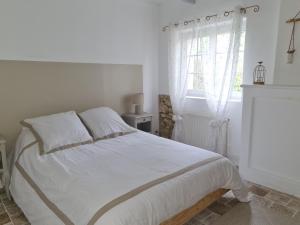 Habitación blanca con cama y ventana en Maison provençale, jardin arboré et terrasses proche Grignan 8-10pers, en Réauville