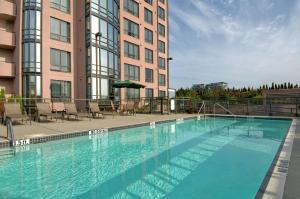 una grande piscina di fronte a un edificio di Hilton Vancouver Airport a Richmond