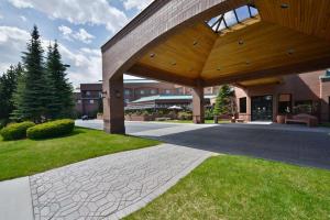 un edificio con un gran pabellón de madera en el césped en Hampton Inn Spokane Airport en Spokane