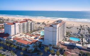 vista aerea di un hotel e della spiaggia di The Waterfront Beach Resort, A Hilton Hotel a Huntington Beach