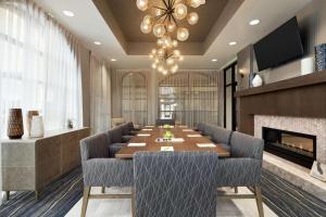 uma sala de jantar com uma mesa longa e um lustre em Hilton Garden Inn Lompoc, Ca em Lompoc