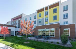 una vista exterior del patio de un edificio en Hilton Garden Inn St. Cloud, Mn en Waite Park