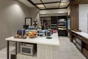 una cucina con bancone e cibo di Hilton Garden Inn St. Cloud, Mn a Waite Park