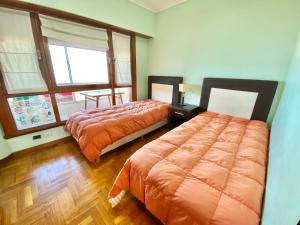 Een bed of bedden in een kamer bij Tres ambientes moderno con vista panorámica al mar