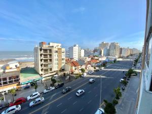 vistas a una calle de la ciudad con coches en la carretera en Tres ambientes moderno con vista panorámica al mar en Mar del Plata