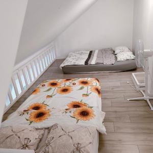 dwa łóżka w pokoju z pokojem z dwoma łóżkami w obiekcie Uroczy apartament w kamienicy nr. 8 w Krakowie