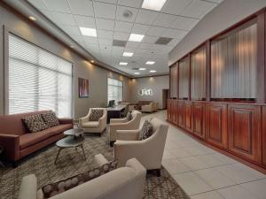 una sala de espera con sofás y sillas en un hospital en DoubleTree by Hilton Bloomington, en Bloomington