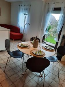 einen Tisch und Stühle im Wohnzimmer mit einem Tisch in der Unterkunft Casa Luna in Donnerskirchen