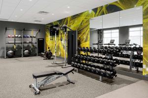 un gimnasio con mucho equipamiento en una habitación en Hilton Garden Inn Mt. Juliet, TN, en Mount Juliet