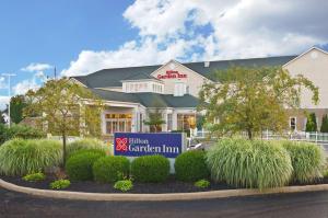 Un hotel con un cartel delante de un edificio. en Hilton Garden Inn Wooster, en Wooster