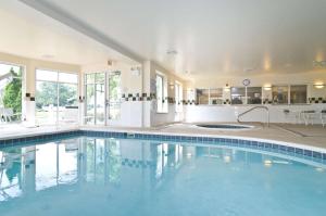 een groot zwembad in een huis bij Hilton Garden Inn Wooster in Wooster