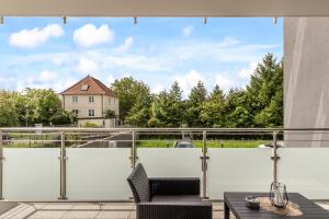 een balkon met uitzicht op een huis bij WINETIME - modern - Boxspringbetten - Netflix - Nähe Mercedes-Benz in Wörth am Rhein