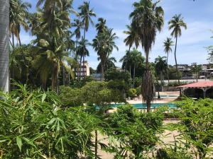 vista para a piscina a partir do resort em Hotel las hamacas em Acapulco