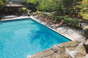 托倫斯的住宿－托蘭斯-南灣希爾頓逸林酒店，一个带躺椅的大型游泳池和一个泳池景泳池