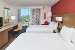 Ένα ή περισσότερα κρεβάτια σε δωμάτιο στο DoubleTree by Hilton Torrance - South Bay