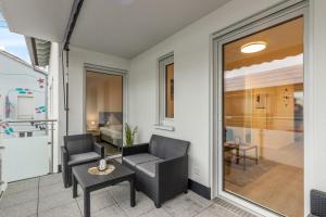 ein Wohnzimmer mit Sofa und Tisch in der Unterkunft WINETIME - modern - Boxspringbetten - Nähe Mercedes-Benz in Wörth am Rhein