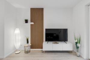 een woonkamer met een tv en een witte kast bij WINETIME - modern - Boxspringbetten - Netflix - Nähe Mercedes-Benz in Wörth am Rhein