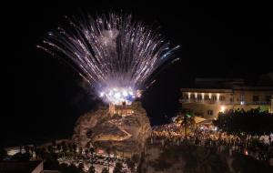 ein Feuerwerk in der Nacht mit einer Menschenmenge in der Unterkunft B&B Island Vista mare in Tropea