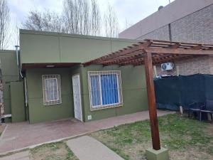 uma pérgola do lado de uma casa em NEUQUEN alojamiento em Neuquén
