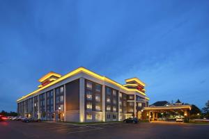 un gran edificio con coches estacionados en un estacionamiento en Hampton Inn Holland, en Holland