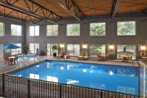 a large swimming pool in a large building at Hampton Inn Holland in Holland