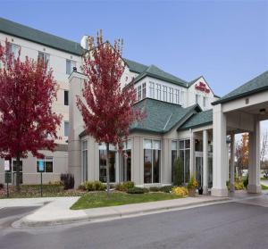 ein großes weißes Gebäude mit Bäumen davor in der Unterkunft Hilton Garden Inn Minneapolis Eagan in Eagan