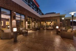 - un hall d'un immeuble avec des chaises et des tables dans l'établissement Hilton Garden Inn Pittsburgh Airport South-Robinson Mall, à Robinson Township