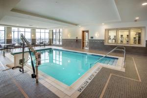 a large swimming pool in a hotel building at Hilton Garden Inn Pittsburgh Airport South-Robinson Mall in Robinson Township