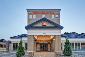 ローリーにあるHilton Garden Inn Raleigh/Crabtree Valleyの建物の入口付きホテル