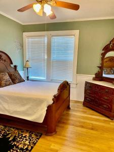 - une chambre avec un lit et un ventilateur de plafond dans l'établissement Southern Comfort, à Tallahassee