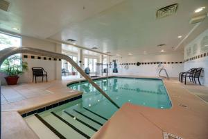 Bazén v ubytování Hilton Garden Inn Tulsa Airport nebo v jeho okolí