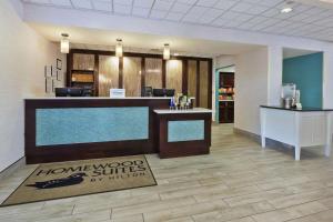 un vestíbulo de un hotel con una clínica solar de honolulu en Homewood Suites by Hilton Chesapeake - Greenbrier, en Chesapeake