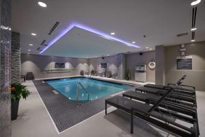 una grande piscina in una grande stanza con di Hilton Garden Inn St. John's Newfoundland, Canada a St. John's