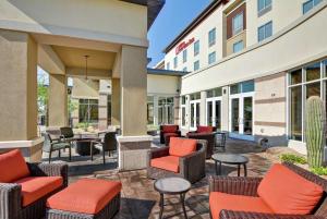 un patio con sedie e tavoli di fronte a un hotel di Hilton Garden Inn By Hilton Phoenix/Tempe Asu Area, Az a Tempe