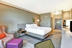 Pokój hotelowy z łóżkiem i krzesłem w obiekcie Hilton Garden Inn By Hilton Phoenix/Tempe Asu Area, Az w mieście Tempe
