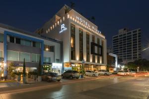 un edificio con coches estacionados en un estacionamiento por la noche en HOTEL RILUX CARTAGENA, en Cartagena de Indias