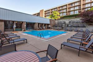 Bazén v ubytování DoubleTree by Hilton Pittsburgh-Green Tree nebo v jeho okolí