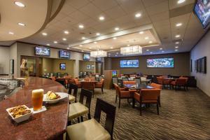 un restaurant avec des tables, des chaises et des télévisions dans l'établissement DoubleTree by Hilton Pittsburgh-Green Tree, à Pittsburgh