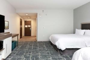 Hampton Inn Acworth的电视和/或娱乐中心