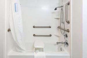 Hampton Inn Acworth的一间浴室